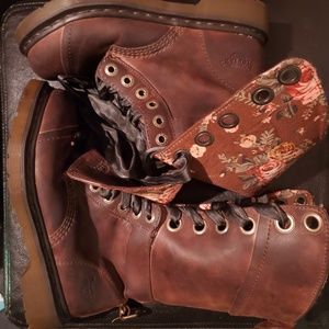 Dr. martens TRIUMPH boots w/ floral print lining